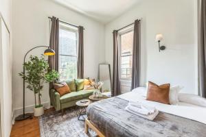 Un dormitorio con una cama grande y un sofá. en New Studio in Center City that Sleeps 4 with Fast Wifi, en Filadelfia