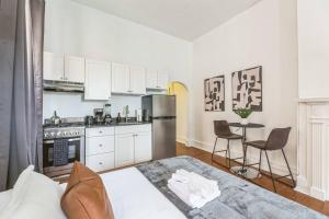 cocina con cama y mesa en una habitación en New Studio in Center City that Sleeps 4 with Fast Wifi, en Filadelfia 8 fotos más