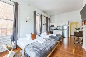 2 camas en una habitación con cocina en New Studio in Center City that Sleeps 4 with Fast Wifi, en Filadelfia