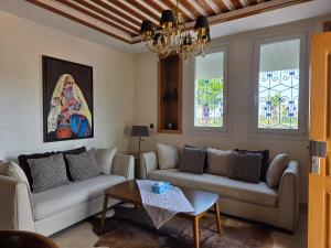 スコイラにあるInstant Saisons - Ferme d'hôtesのソファ2つとテーブルのあるリビングルーム