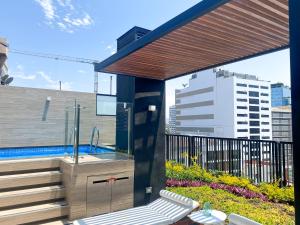 um pátio com um lavatório e uma piscina em Solar by Wynwood House em Lima