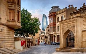 Una calle de la ciudad con vistas al rascacielos. en Sea Side, en Baku
