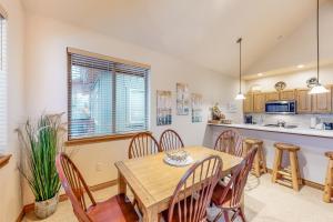 Η κουζίνα ή μικρή κουζίνα στο Blue River Townhome Unit D6