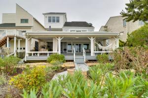 ein großes Haus mit Veranda und Landschaftsgestaltung in der Unterkunft Pets Welcome Beachfront Family Retreat in Norfolk in Willoughby Beach