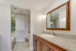 ein Badezimmer mit Waschbecken und Spiegel in der Unterkunft Pets Welcome Beachfront Family Retreat in Norfolk in Willoughby Beach + 34 Fotos