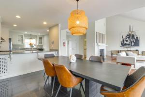 eine Küche und ein Esszimmer mit Tisch und Stühlen in der Unterkunft Pets Welcome Beachfront Family Retreat in Norfolk in Willoughby Beach