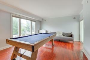 ein Wohnzimmer mit Billardtisch und Couch in der Unterkunft Pets Welcome Beachfront Family Retreat in Norfolk in Willoughby Beach