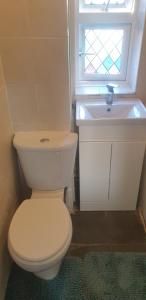 une salle de bain avec toilettes, lavabo et fenêtre dans l'établissement Lovely Room in the Heart of London, à Maida Vale 36 autres photos