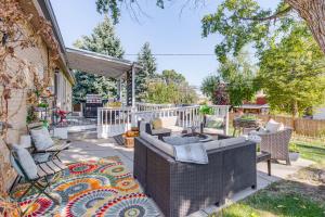patio con divano e sedie su un tappeto di 10 Mi to Dtwn Denver Home with Large Yard and Patio a Lakewood