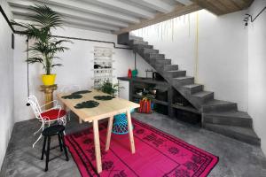 ein Esszimmer mit einem Tisch und einer Treppe in der Unterkunft Sterna Artists Studio in Emporeiós