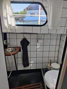 a small bathroom with a sink and a toilet at Downtown Boat-Apartment in Gothenburg