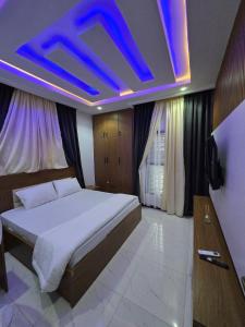 Postel nebo postele na pokoji v ubytování Luxury home-Efab queens estate