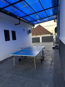 Stolní tenis v ubytování Luxury home-Efab queens estate nebo okolí