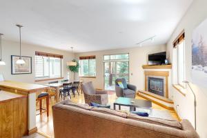 un soggiorno con divano e camino di Blue River Bliss a Silverthorne