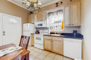 Η κουζίνα ή μικρή κουζίνα στο Casa Emilio II Condominiums 101A