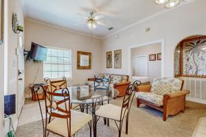 Χώρος καθιστικού στο Casa Emilio II Condominiums 201C