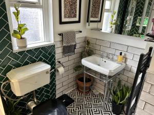 カーディフにあるStylish Cardiff bayの洗面台とトイレ付きのバスルーム