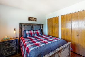 a bedroom with a bed and a wooden cabinet at Talisman Sweet Retreat in Nutria
