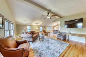 Una sala de estar con sofás y un televisor de pantalla plana. en Harvest Carriage House, en Stowe