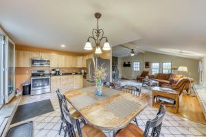 Una cocina y una sala de estar con mesa y sillas. en Harvest Carriage House, en Stowe