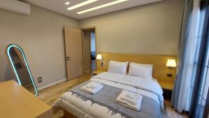 Ένα ή περισσότερα κρεβάτια σε δωμάτιο στο Mirage Taiaa Hotel Apartments