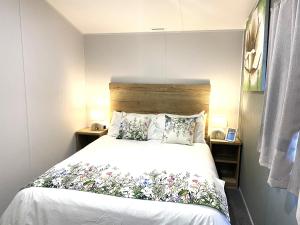 Giường trong phòng chung tại BAF Luxury Stays - Billing Aquadrome - Caravan Sleeps 8 +21 ảnh
