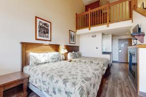 une chambre avec deux lits et un escalier dans l'établissement Chula Vista Resort Villa # 7421, à Wisconsin Dells