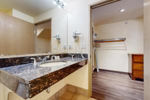 une salle de bain avec un lavabo et un grand miroir dans l'établissement Chula Vista Resort Villa # 7421, à Wisconsin Dells