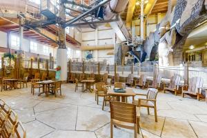 un restaurant avec des tables et des chaises dans une grande salle dans l'établissement Chula Vista Resort Villa # 7421, à Wisconsin Dells 22 autres photos