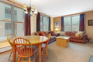 Χώρος καθιστικού στο Long Trail House - 230