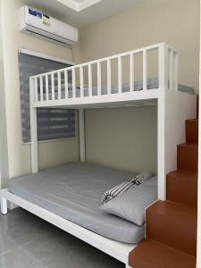 Letto a castello bianco in camera di three x apartelle a Città di Tagbilaran