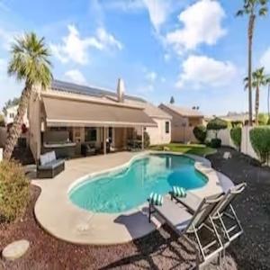 una piscina con sedie e una casa di 4 King Size Beds - Hot Tub & Pool ad Avondale