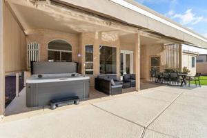 una casa con un ampio patio con vasca idromassaggio di 4 King Size Beds - Hot Tub & Pool ad Avondale