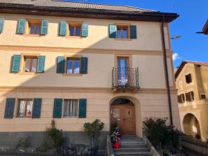 a large building with a door and a balcony at Chasa Werro in Sent