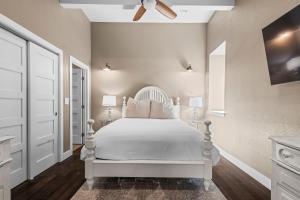 Ένα ή περισσότερα κρεβάτια σε δωμάτιο στο Stylish Church Conversion Walk To Lohi