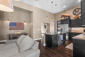 Η κουζίνα ή μικρή κουζίνα στο Stylish Church Conversion Walk To Lohi