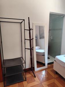 サンパウロにあるWR7 hostel SP EXPO a 5 min da expoのはしご、鏡、ベッドが備わる客室です。