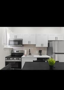 Η κουζίνα ή μικρή κουζίνα στο Beautiful 2 bedroom 1 bath unit 2