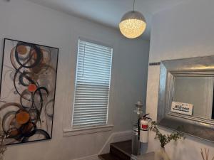 イングルウッドにあるCozy Private bedrooms Kitchen Wifiの鏡と窓とランプのあるバスルーム