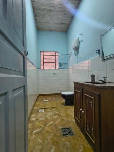 a bathroom with a toilet and a sink at Pousada Barão de Santa Helena in Juiz de Fora