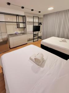 Postel nebo postele na pokoji v ubytování Duo Loft ZYZ em Frente a estacao