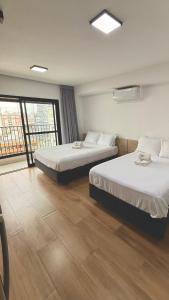 Postel nebo postele na pokoji v ubytování Duo Loft ZYZ em Frente a estacao + 30 fotografií