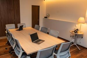 Οι επιχειρηματικές εγκαταστάσεις ή/και οι αίθουσες συνεδριάσεων στο S22 Hotel & Suites