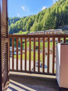 un balcón con vistas a un tren en Petit Nid Cime Bianche - Appartamento con Vista e Balcone, en Champoluc