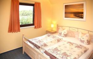 a bedroom with a bed and a window at Amazing Home In Rechlin With Wifi in Zielow
