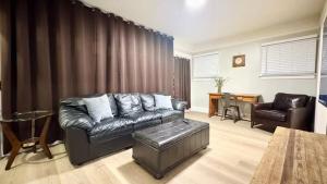 Un lugar para sentarse en Downtown Historic Spanish Bungalow, with Parking