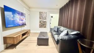 Μια τηλεόραση ή/και κέντρο ψυχαγωγίας στο Downtown 2BR Historic Spanish Bungalow, with Parking