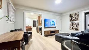 Μια τηλεόραση ή/και κέντρο ψυχαγωγίας στο Downtown 2BR Historic Spanish Bungalow, with Parking +30 φωτογραφίες