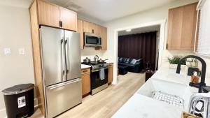 Una cocina o kitchenette en Downtown Historic Spanish Bungalow, with Parking