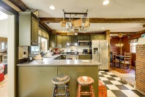 Η κουζίνα ή μικρή κουζίνα στο All-Season Lakefront Escape, 8 Mi to Mount Sunapee